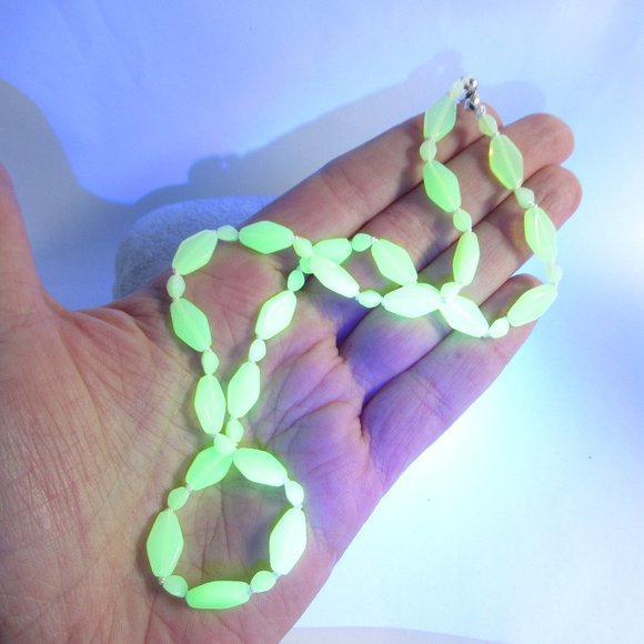Uranium glass bead necklace - Picture 4 of 10